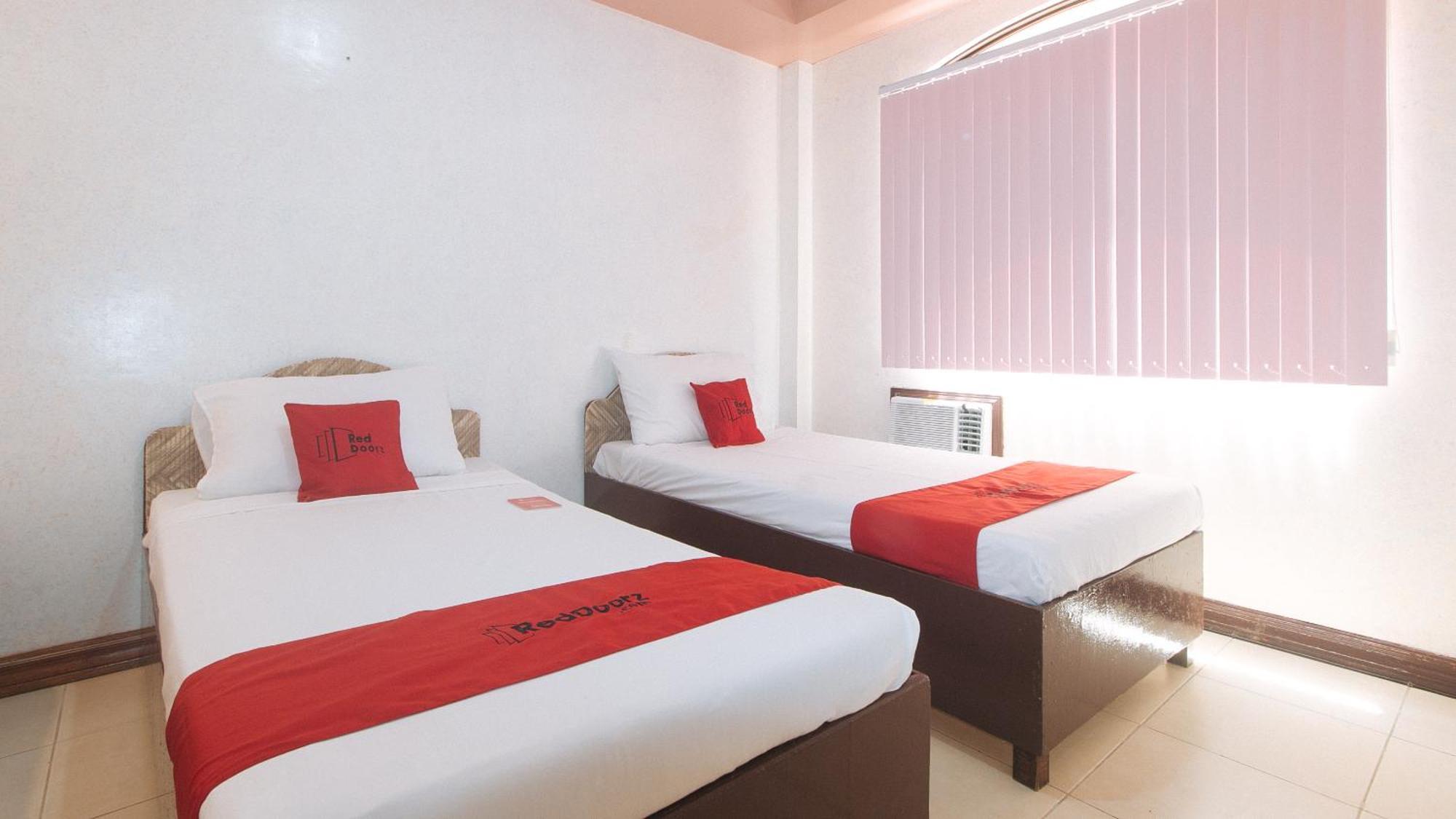 Reddoorz At Coco Grove Tourist Inn Panglao Exterior foto